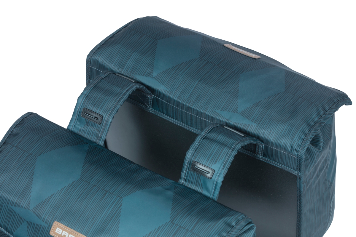 Taskesæt (blue) fra Basil model Elegance.   Materiale af 100 % genanvendt PET (plastikflasker) Vol. 40-49 L og med rem-montering (taskebro)